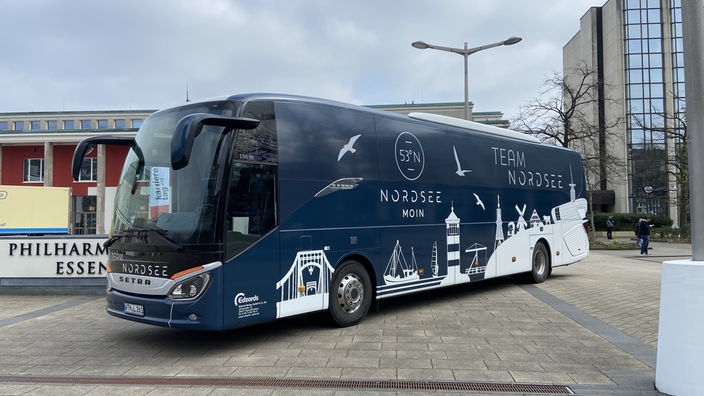 Bus mit Nordsee-Schridtzug vor der Essener Philharmonie