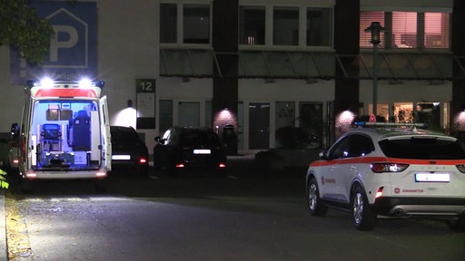 Rettungskräfte an der Klinik in Essen bereiten Transport der Kinder vor