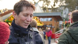 "Coffee with a cop": Polizistin Viola Seel auf dem Hagener Weihnachtsmarkt