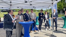 NRW-Umweltminister Oliver Krischer bei der Eröffnung des Erlebnisparks Emscherland