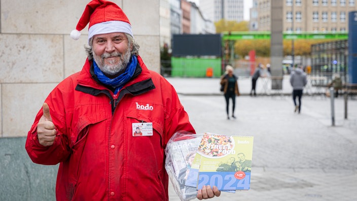 bodo-Verkäufer Stratos mit dem Streetfood-Kalender 