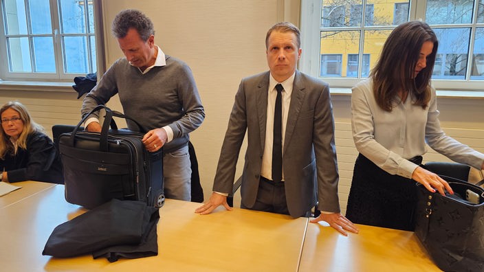 Oliver Pocher und seine Anwälte im Amtsgericht Dortmund
