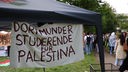 An einem Pavillion hängt ein Plakat mit der Aufschrift "Dortmunder Studierende für Palästina"