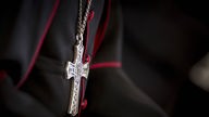 Ein Kreuz hängt um den Hals eines Erzbischofs