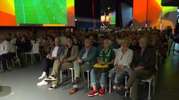 Publikum im Deutschen Fußballmuseum, das ein EM-Spiel auf einer Leinwand schaut