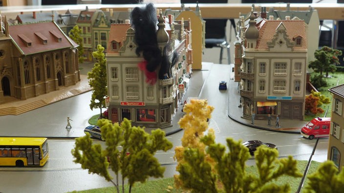 Feuerwehr-Planspiel mit Miniatur-Häusern und einem Brand-Szenario
