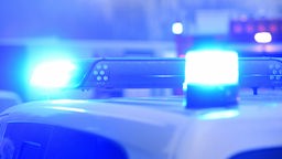 Ein Blaulicht auf dem Dach eines Polizeiautos