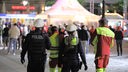 Einsatzkräfte von Polizei und Rettungsdienst laufen während der Fußball-Europameisterschaft durch Dortmund.