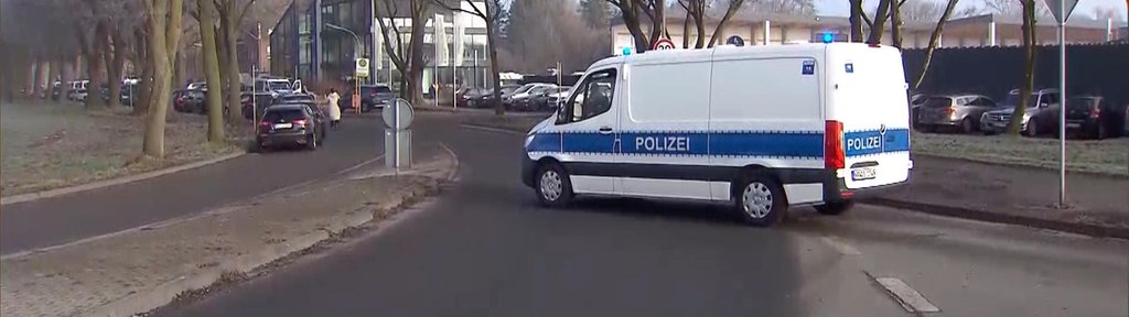 Ein Transpoter der Polizei steht quer auf der Straße 