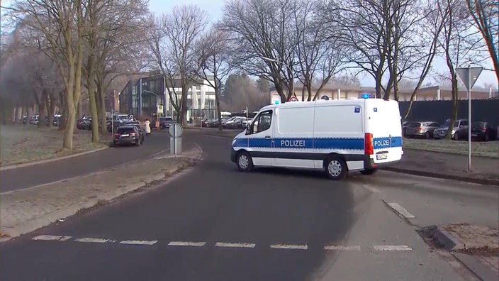 Ein Transpoter der Polizei steht quer auf der Straße 