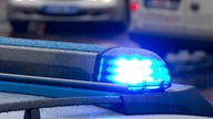  Symbolbild: Ein Polizeifahrzeug mit Blaulicht 