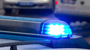  Symbolbild: Ein Polizeifahrzeug mit Blaulicht 