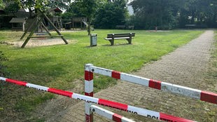 Flatterband der Polizei sperrt einen Spielplatz in Voerde.
