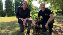 Polizeihund Manni mit seinem Herrchen und Lokalzeit Reporter Carsten Koch