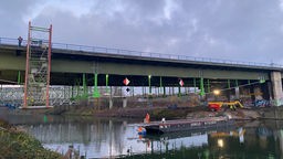 Ein Ponton-Boot auf dem Rhein-Herne-Kanal liefert Stahlbauteile zur Verstärkung der A43-Kanalbrücke.