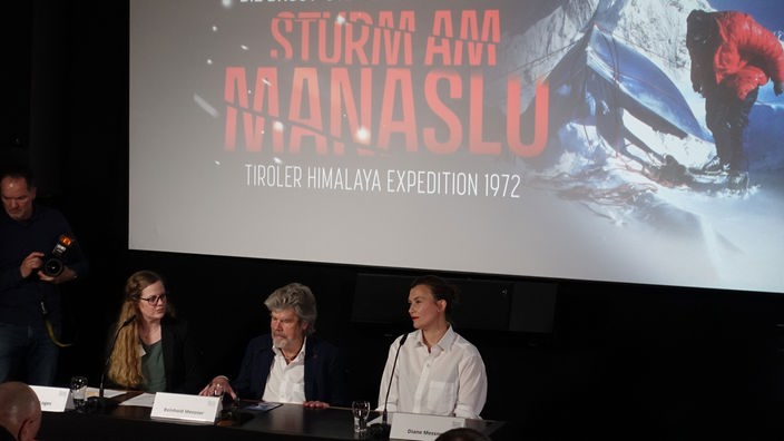Reinhold Messner sitzt auf dem Podium in Essener Kino 