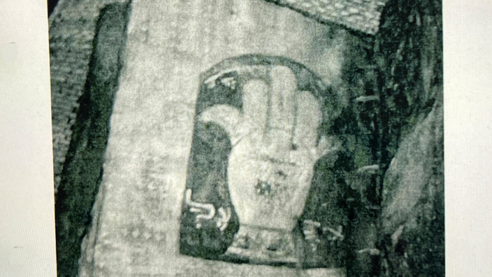 Ein Foto auf einem Tablet zeigt eine angeblich sehr teure syrische antike Schrift.