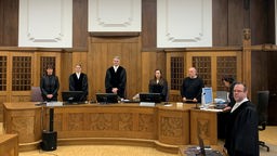 Prozesstart: Richter und Schöffen treten in den Gerichtssaal