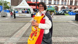 Eine Frau hat trägt sowohl die spanische, als auch die deutsche Fahne am Körper