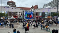 Auf dem Friedensplatz sind zwei große Zelte und eine Leinwand aufgebaut