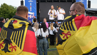 Zwei Deutschland-Fans unterhalten sich