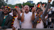 Fans jubeln beim Public Viewing i Dortmunder Westfalenpark