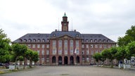 Das Bild zeigt das Rathaus der Stadt Herne mit dem davor liegenden Platz.
