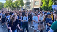 Viele Menschen demonstrieren gegen den AfD-Parteitag in Essen