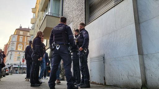 Eine Gruppe von Polizist*innen auf einem Bürgersteig