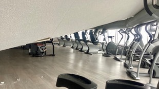 Das Bild zeigt die eingestürzte Decke des Fitnessstudios.