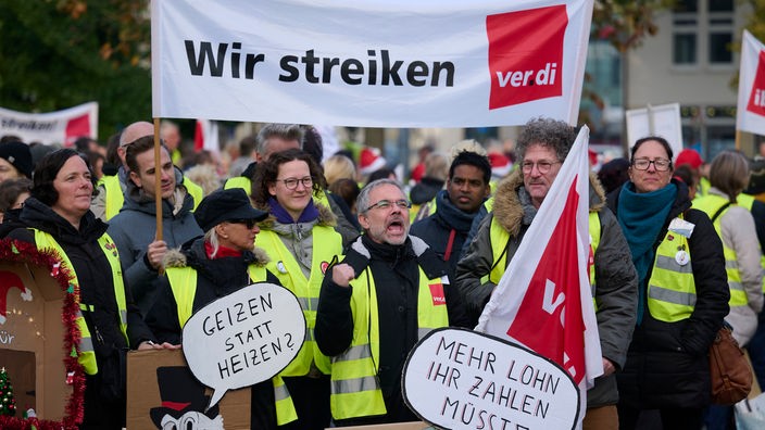 Recklinghausen: Teilnehmer eines Warnstreiks demonstrieren mit einem Banner