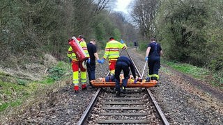 Hattingen: Feuerwehr rettet Frau aus 30 Meter Tiefe