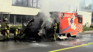 Rauch aus ausgebranntem Rettungswagen