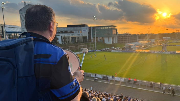 Ein Schalke-Fan guckt auf das Fußballfeld