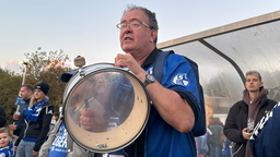 Ein Schalke-Fan trommelt