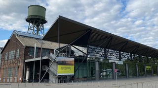 Jahrhunderthalle Bochum mit einem Plakat der Ruhrtriennale