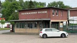 Der Eingang des Schlachthofs in Bochum, auf einem roten Backstein-Gebäude steht "EG-Schlachthof Bochum"