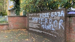 Eine Schmiererei am Holocaust-Mahnmal in Gelsenkirchen. Unbekannte sprühten das Wort "Terror" auf die Gedenktafel.