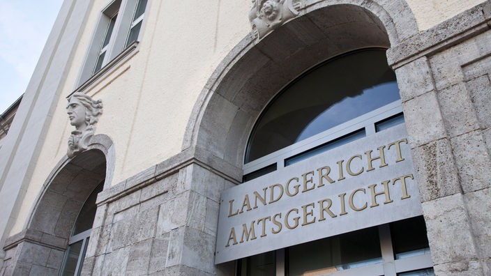 Schild mit der Aufschrift "Landgericht" und "Amtsgericht" am Eingang des Gebäudes
