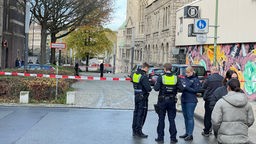 Polizisten ermitteln an abgesperrter Alter Synagoge in Essen nach entdeckten Einschusslöchern