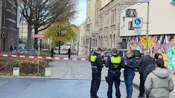Polizisten ermitteln an abgesperrter Alter Synagoge in Essen nach entdeckten Einschusslöchern