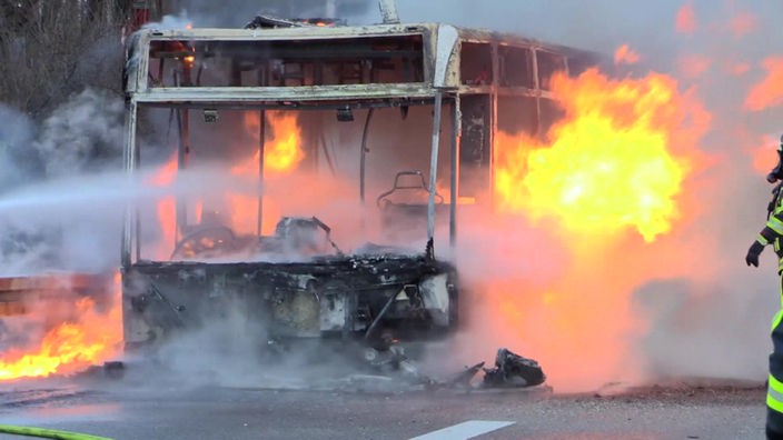 Brennender Schulbus auf der A40