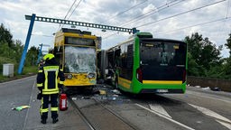 Stark beschädigte Straßenbahn und Linienbus 