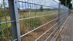 Der neu, silberne Zaun am Schwerter Güterbahnhof.