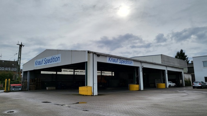 Eine Halle mit einer orangefarbenen Zugmaschine