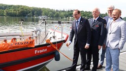 Essens Oberbürgermeister Kufen tauft das neue Rettungsboot am Baldeneysee