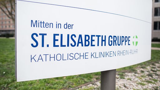 Ein Schild der St. Elisabeth Gruppe steht vor dem Anna Hospital in Herne