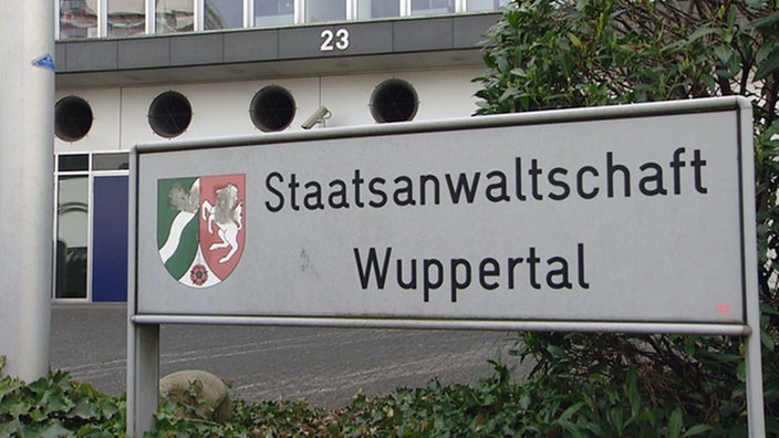 Ein Gebäude, davor ein Schild mit der Aufschrift "Staatsanwaltschaft Wuppertal"