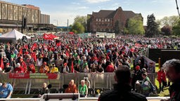 Tausende Stahlarbeiter protestierten im April in Duisburg