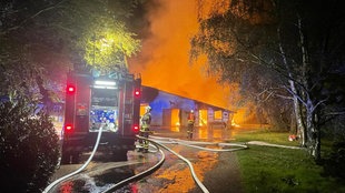 Ein Gebäude steht lichterloh in Flammen